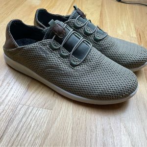 OluKai Mens Size 8.5 Alapali Sneaker/Slip On Shoes Tan/Khaki Lightweight GUC